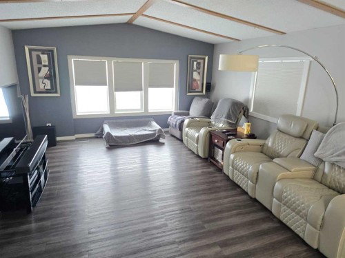 5206 55 Avenue, Grimshaw, AB - Indoor Photo Showing Living Room