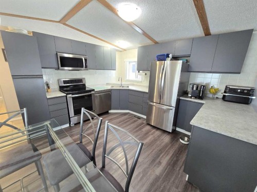 5206 55 Avenue, Grimshaw, AB - Indoor Photo Showing Kitchen With Double Sink