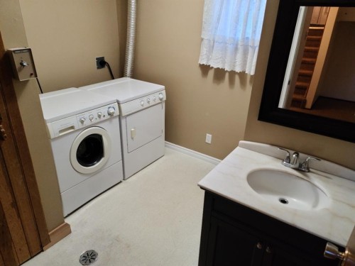 7413 96 Street, Peace River, AB - Indoor Photo Showing Laundry Room