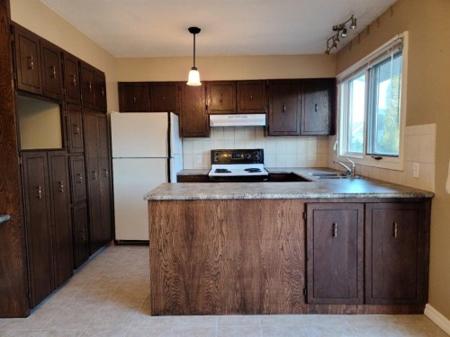 7413 96 Street, Peace River, AB - Indoor Photo Showing Kitchen With Double Sink