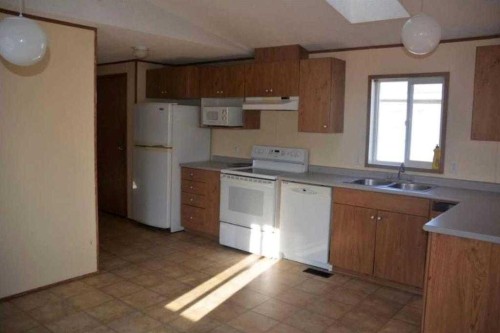 9718 108 Avenue, Clairmont, AB - Indoor Photo Showing Kitchen With Double Sink