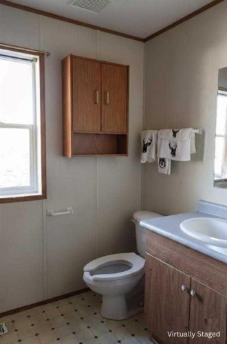 9718 108 Avenue, Clairmont, AB - Indoor Photo Showing Bathroom