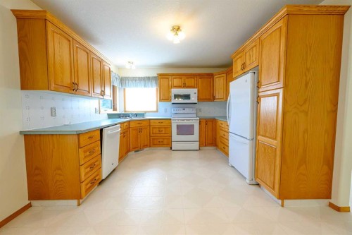 723060 Range Road 62, Clairmont, AB - Indoor Photo Showing Kitchen