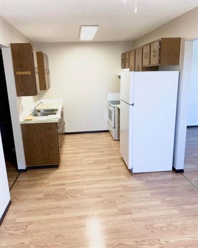 10601 108 Avenue, Fairview, AB - Indoor Photo Showing Kitchen With Double Sink