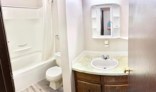 10601 108 Avenue, Fairview, AB - Indoor Photo Showing Bathroom