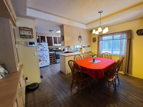 9909 80 Avenue, Peace River, AB - Indoor Photo Showing Dining Room