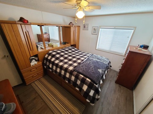 9909 80 Avenue, Peace River, AB - Indoor Photo Showing Bedroom