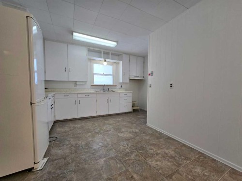 5208 55 Avenue, Grimshaw, AB - Indoor Photo Showing Kitchen