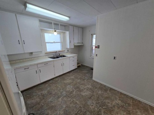 5208 55 Avenue, Grimshaw, AB - Indoor Photo Showing Kitchen With Double Sink