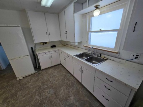 5208 55 Avenue, Grimshaw, AB - Indoor Photo Showing Kitchen With Double Sink