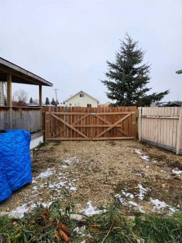 5002 54 Street, Grimshaw, AB - Outdoor With Backyard
