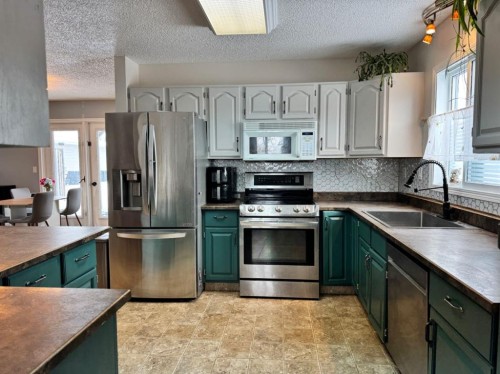 10800 108 Avenue, Fairview, AB - Indoor Photo Showing Kitchen
