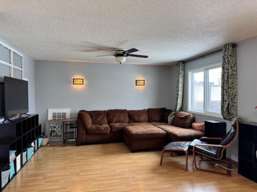 10800 108 Avenue, Fairview, AB - Indoor Photo Showing Living Room