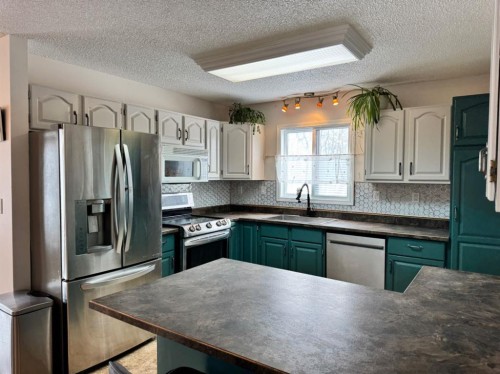 10800 108 Avenue, Fairview, AB - Indoor Photo Showing Kitchen
