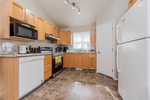 85 Pinnacle Crossing, Grande Prairie, AB - Indoor Photo Showing Kitchen
