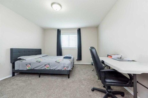 85 Pinnacle Crossing, Grande Prairie, AB - Indoor Photo Showing Bedroom