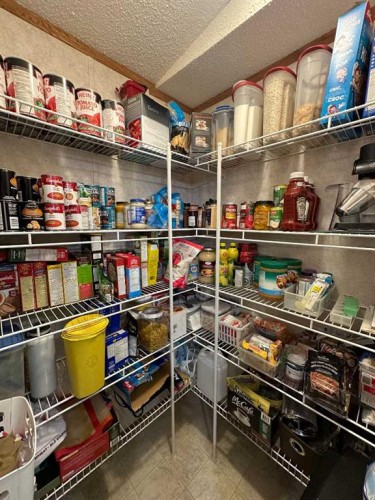 452 1St Street Sw, Falher, AB - Indoor With Storage