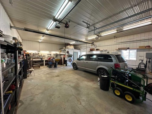 452 1St Street Sw, Falher, AB - Indoor Photo Showing Garage