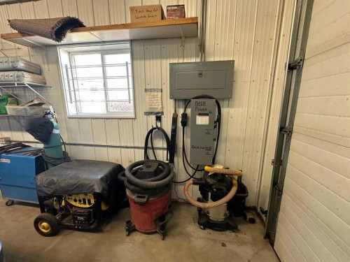 452 1St Street Sw, Falher, AB - Indoor Photo Showing Garage