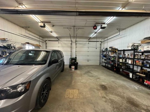 452 1St Street Sw, Falher, AB - Indoor Photo Showing Garage