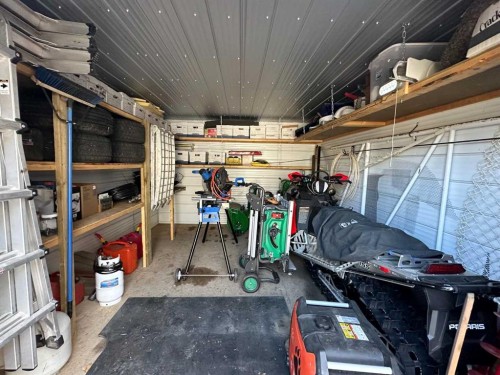 452 1St Street Sw, Falher, AB - Indoor Photo Showing Garage