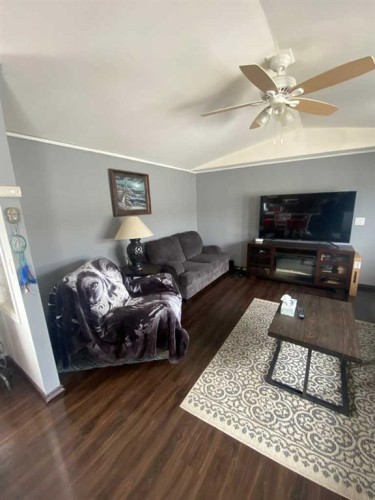 9707-111 Ave Avenue, Clairmont, AB - Indoor Photo Showing Living Room
