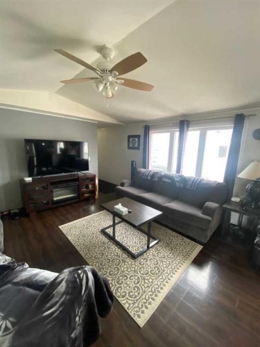 9707-111 Ave Avenue, Clairmont, AB - Indoor Photo Showing Living Room