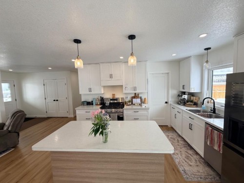 10406 105 Ave, La Crete, AB - Indoor Photo Showing Kitchen With Upgraded Kitchen