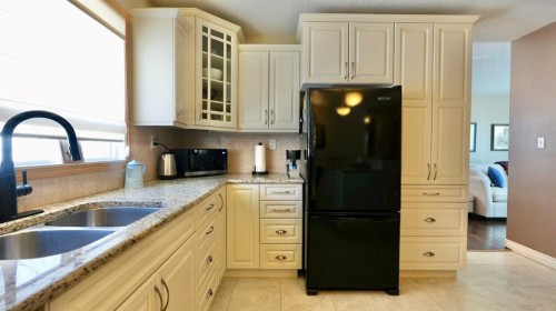 8101 95 Street, Peace River, AB - Indoor Photo Showing Kitchen With Double Sink