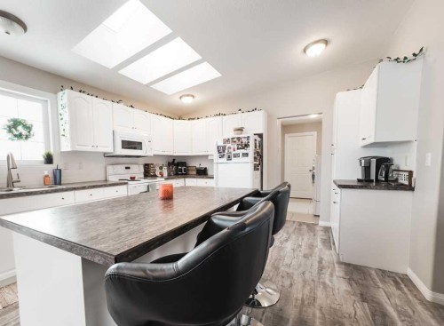 10705 101 Avenue, La Crete, AB - Indoor Photo Showing Kitchen