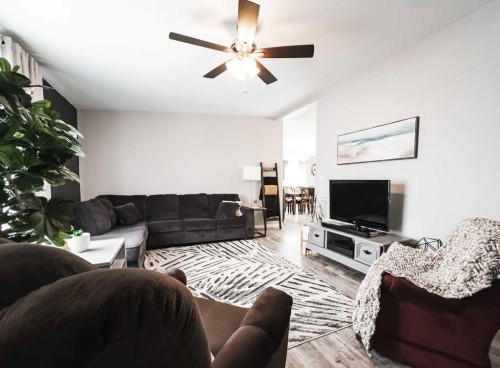 10705 101 Avenue, La Crete, AB - Indoor Photo Showing Living Room