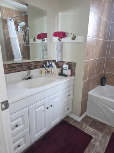 #10-1St Avenue Key Cove Estates, Joussard, AB - Indoor Photo Showing Bathroom
