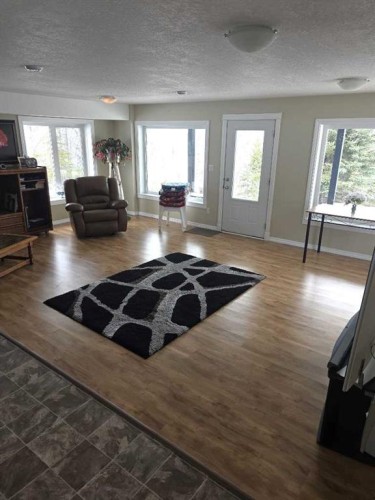 #10-1St Avenue Key Cove Estates, Joussard, AB - Indoor Photo Showing Living Room