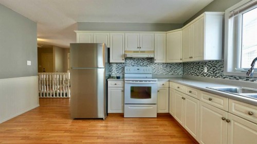 4817 54 Avenue, Grimshaw, AB - Indoor Photo Showing Kitchen