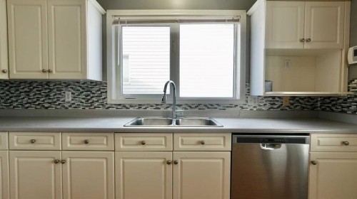 4817 54 Avenue, Grimshaw, AB - Indoor Photo Showing Kitchen With Double Sink