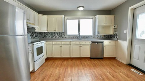 4817 54 Avenue, Grimshaw, AB - Indoor Photo Showing Kitchen With Upgraded Kitchen
