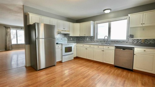 4817 54 Avenue, Grimshaw, AB - Indoor Photo Showing Kitchen