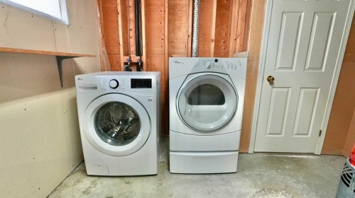 4817 54 Avenue, Grimshaw, AB - Indoor Photo Showing Laundry Room