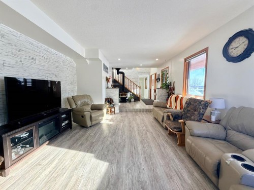 9202 95 Ave, La Crete, AB - Indoor Photo Showing Living Room