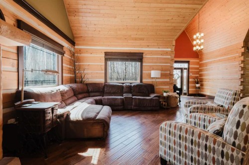 69479 Rr72, Grovedale, AB - Indoor Photo Showing Living Room