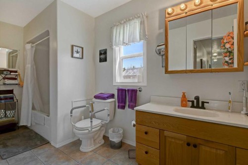 308 11Th Avenue, Beaverlodge, AB - Indoor Photo Showing Bathroom