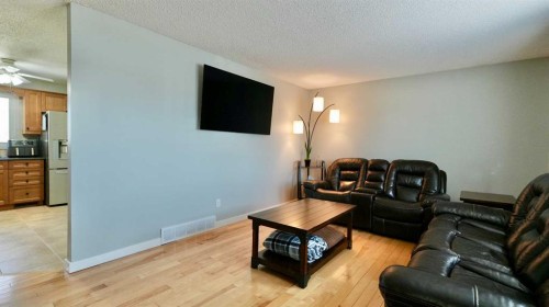 9610 77 Avenue, Peace River, AB - Indoor Photo Showing Living Room