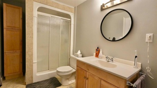 9610 77 Avenue, Peace River, AB - Indoor Photo Showing Bathroom
