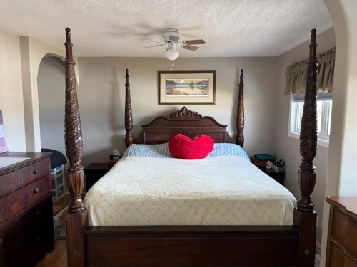 121 2 Avenue, Falher, AB - Indoor Photo Showing Bedroom
