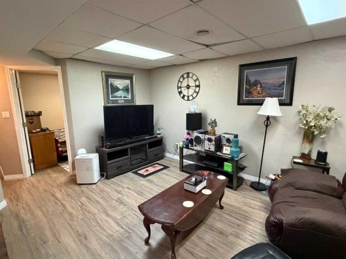 121 2 Avenue, Falher, AB - Indoor