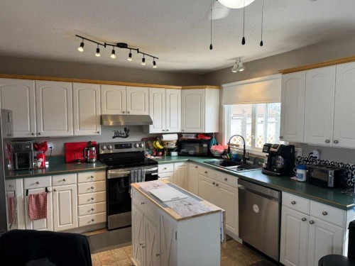 121 2 Avenue, Falher, AB - Indoor Photo Showing Kitchen