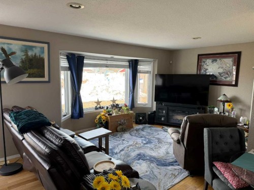 121 2 Avenue, Falher, AB - Indoor Photo Showing Living Room