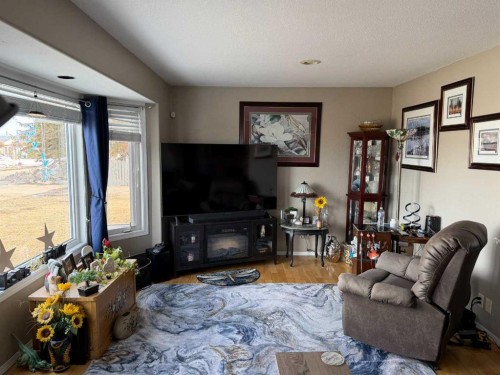 121 2 Avenue, Falher, AB - Indoor Photo Showing Living Room