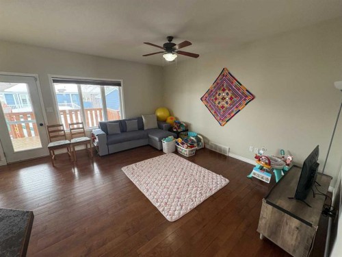 9117 134 Avenue, Peace River, AB - Indoor Photo Showing Living Room