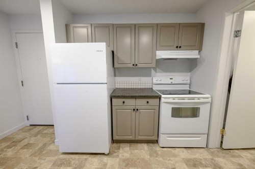 110-9700 92 Avenue, Grande Prairie, AB - Indoor Photo Showing Kitchen